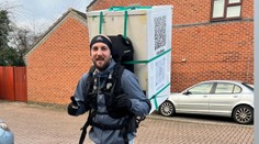 FOTO a VIDEO: Chlap behá po meste s chladničkou na chrbte. Má na to jasný dôvod