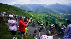 VIDEO: Francúz mal na Tour pretekať, no na trase ho počkali kamaráti. Bola z toho riadna párty