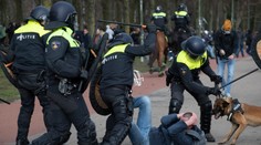 Holandská polícia rozohnala demonštrantov proti opatreniam vodným delom