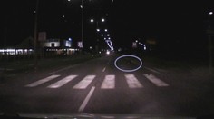 Opilec v tmavom oblečení si ustlal v strede cesty. Šofér si myslel, že je to asfalt