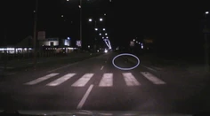 Opilec v tmavom oblečení si ustlal v strede cesty. Šofér si myslel, že je to asfalt