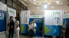 Izrael pokračuje v podávaní tretej dávky vakcíny proti covidu. Opäť znížil vekovú hranicu