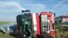 Vážna nehoda na D1: Pri Piešťanoch sa prevrátil kamión so sklenenými fľašami