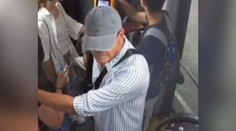 VIDEO: Nechutne obťažuje mladistvé dievčatá v bratislavskej MHD. Polícia pátra po tomto mužovi