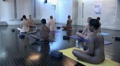 Úplne donaha: Joga, ako ste ju ešte nikdy nevideli