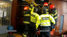 VIDEO: Takýto zásah si nepamätajú. Hasiči ratovali ženu, ktorá visela dole hlavou z paternostra