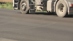 Na starej seneckej ceste povrch vozovky vymenili, no stále chýbajú čiary