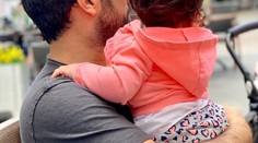 Všetci si mysleli, že je gay. Teraz manželka známeho speváka čaká druhé dieťa