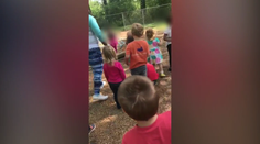 VIDEO: Učiteľka nabádala škôlkarov, aby do spolužiaka hádzali kamene. Mali mu dať príučku