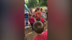 VIDEO: Učiteľka nabádala škôlkarov, aby do spolužiaka hádzali kamene. Mali mu dať príučku