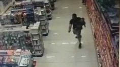 VIDEO: Policajt s dieťaťom na rukách zastrelil dvoch lupičov