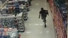 VIDEO: Policajt s dieťaťom na rukách zastrelil dvoch lupičov