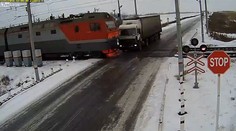 Fatálna nehoda v Kazachstane! Kamión na priecestí prešli dva vlaky