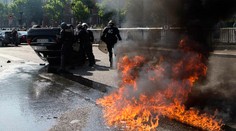 Agresívni demonštranti zašli priďaleko, rozbili okná na detskej nemocnici