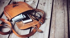 Žena pri venčení psa našla v zablatenej kabelke tisícky eur a slovenské dokumenty