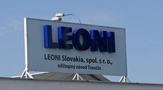 Vo fabrike v Trenčíne našli mŕtvu ženu. Zamestnanci hovoria o šialenom tempe práce