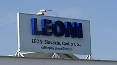 Vo fabrike v Trenčíne našli mŕtvu ženu. Zamestnanci hovoria o šialenom tempe práce