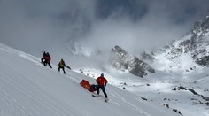 Muž sa pošmykol a spadol do žľabu Vysokej. Horským záchranárom pomohli náhodní skialpinisti