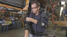 Robotníci v americkej automobilke testujú obleky ako z komiksu, majú vďaka nim super silu