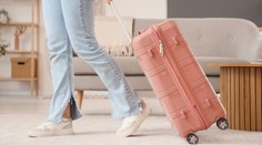 Žena zavrela svojho partnera do cestovného kufra. Ten sa v ňom udusil