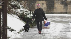 Ak sa pošmyknete na zľadovateľom chodníku, zodpovedný už nie je majiteľ ani správca