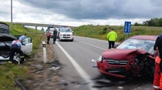 Tragická nehoda na bánovskom obchvate. Zrážku dvoch áut neprežil vodič