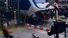 VIDEO: Žena unikla smrti len o vlások. Utekala cez priechod pred rútiacim sa vlakom