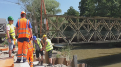 VIDEO: V Banskej Bystrici preložili 80-tonový most