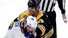 Chára sa prvýkrát v sezóne pobil, k výhre Bostonu nad St. Louis prispel aj asistenciou