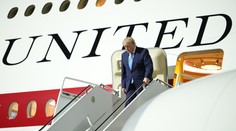 Trump potvrdil, že zo samitu NATO odletel iným lietadlom pre možnú hrozbu