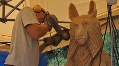 Rezbári zo Slovenska a Poľska vdýchli drevu život. Tvoria symboly Karpát
