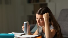 Po vypití piatich energeťákov takmer zomrel. S problémami so srdcom končia v nemocniciach aj deti