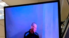 Prvé zábery na Navaľného po hladovke vo väzení. Váži ako žiak základnej školy