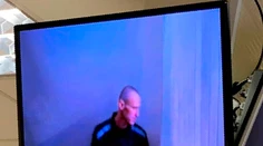 Prvé zábery na Navaľného po hladovke vo väzení. Váži ako žiak základnej školy