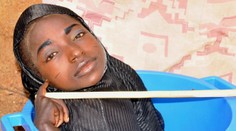 Krásne dievča s ťažkým osudom. Celé dni trávi v lavóre