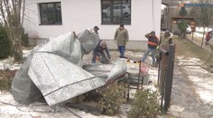 Zničené strechy, autá a potrhané elektrické drôty. Obce rátajú škody po víchrici