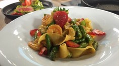 Krevetové cestoviny s jahodami