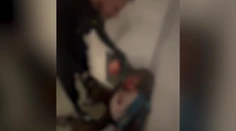 VIDEO: Bili ich obuškami, rezali nožom a všetko si nakrúcali. Ochrankári v známom nákupnom centre týrali bezdomovcov