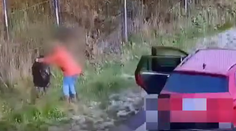 VIDEO: Seniorka sa s tým nekašľala, komentuje polícia. Zastavila na zjazde z diaľnice a vysypala tam odpad