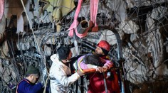 Tínedžer prežil len vďaka svojmu moču. Počas noci zachránili z trosiek v Turecku niekoľkých živých ľudí