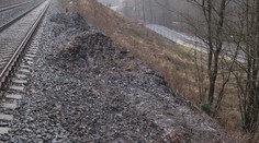 Cesta vlakom do Prahy bude zložitejšia. Trať ohrozuje zosuv pôdy, spoje výrazne obmedzia