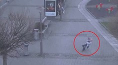 Zábery, z ktorých zviera srdce: Starý otec sa počas prechádzky s vnukom poriadne opil