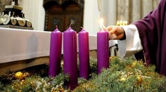 Kresťania dnes zapaľujú prvú sviečku na adventnom venci