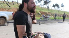 Fotograf po výbuchu bomby zachraňoval malé deti a potom sa v slzách zrútil