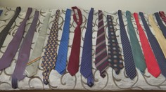 Jednu má aj od Trumpa. Peter zbiera kravaty svetových lídrov, jeho zbierka je unikát