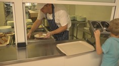 Teplý obed si už niektoré rodiny nemôžu dovoliť. Rodičia odhlasujú svoje deti z jedální