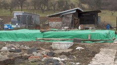 Ani po vyše roku sa nevedia dostať z problémov. Pre poškodených po zemetrasení vyčlenil premiér ďalšie peniaze