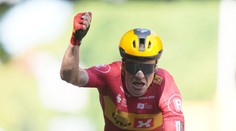 Nórsky cyklista Abrahamsen oslavuje životný úspech. O jeho víťazstve rozhodla až cieľová fotografia