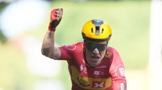 Nórsky cyklista Abrahamsen oslavuje životný úspech. O jeho víťazstve rozhodla až cieľová fotografia