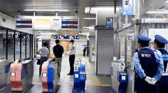 V prímestskom vlaku v Tokiu vyčíňal útočník s nožom. Hlásia najmenej 10 zranených